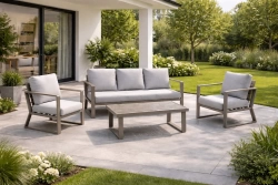 Salon de jardin – BOLONIA-8 LUX – Aluminium champagne – Table basse bois – Coussins tissu Cloud gris clair – 4 à 6 places