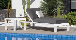 Bain de soleil avec table d’appoint – ZAFIRO-12 – Structure aluminium anthracite – Coussin LUX blanc