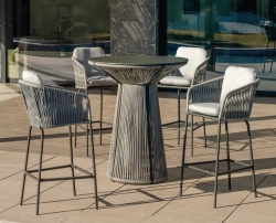 Ensemble bistrot bar - RODHOS TULIP – Table haute Ø90 cm et 4 tabourets avec coussins – Plateau HPL – 4 places